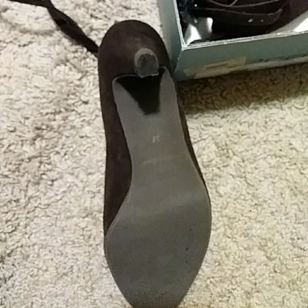 Shoes - Picture 4 of 6